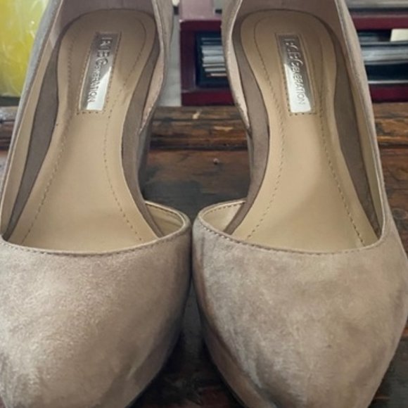 BCBG Pointed toe pump wedge suede heel size 4 - Picture 2 of 9